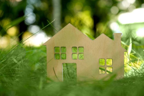 Casas en renta en Metepec; figuras de casas en madera colocadas en un jardín