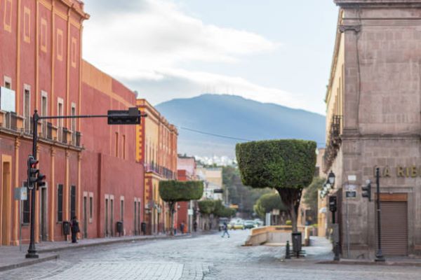 1.1 Casas en renta en Querétaro: Fachadas encantadoras de casas en renta en Querétaro. Encuentra la comodidad que buscas.