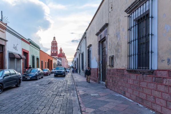 1.3 Casas en renta en Querétaro: Fachadas iluminadas en el centro histórico. Con Alfa alquila una casa que refleje la esencia de Querétaro.