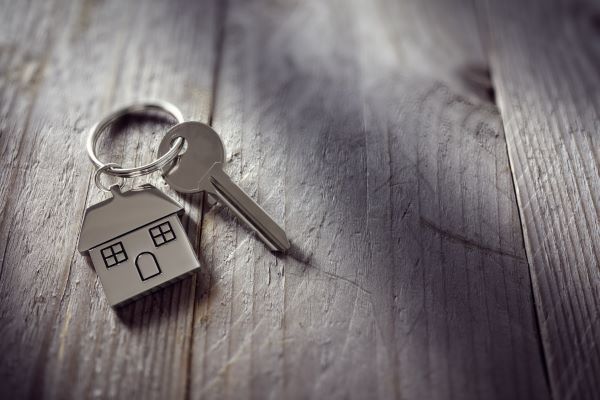 Casas en venta en queretaro; manos de mujer agarrando unas llaves con una casita