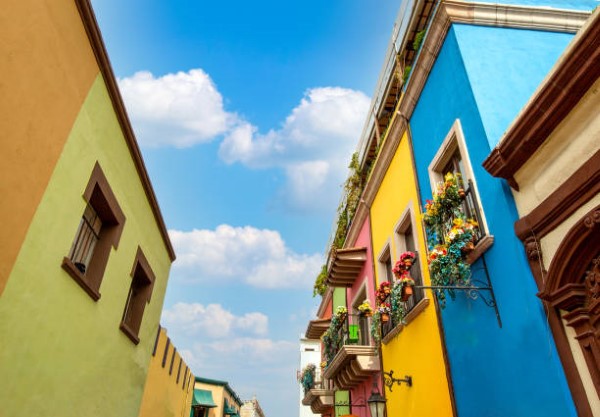 Casas en renta en Monterrey; coloridas casas que se encuentran ubicadas en una calle de Monterrey