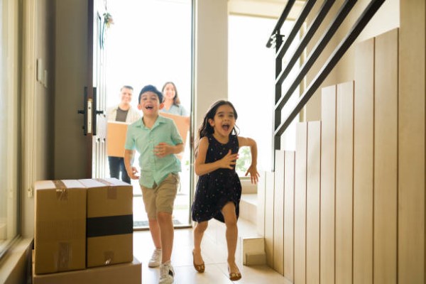 Casas en venta en Monterrey; familia con niños pequeños feliz por entrar a su nueva casa