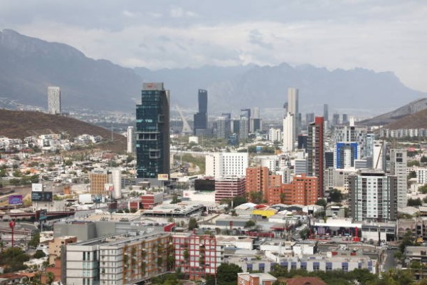Departamentos en renta en Monterrey; fotografía aérea en donde se alcanzan a ver algunas torres de departamentos