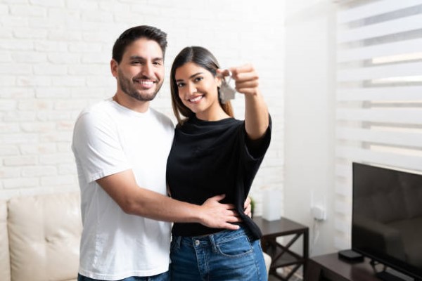 Casas en venta en Monterrey; pareja joven que está feliz por tener su casa propia