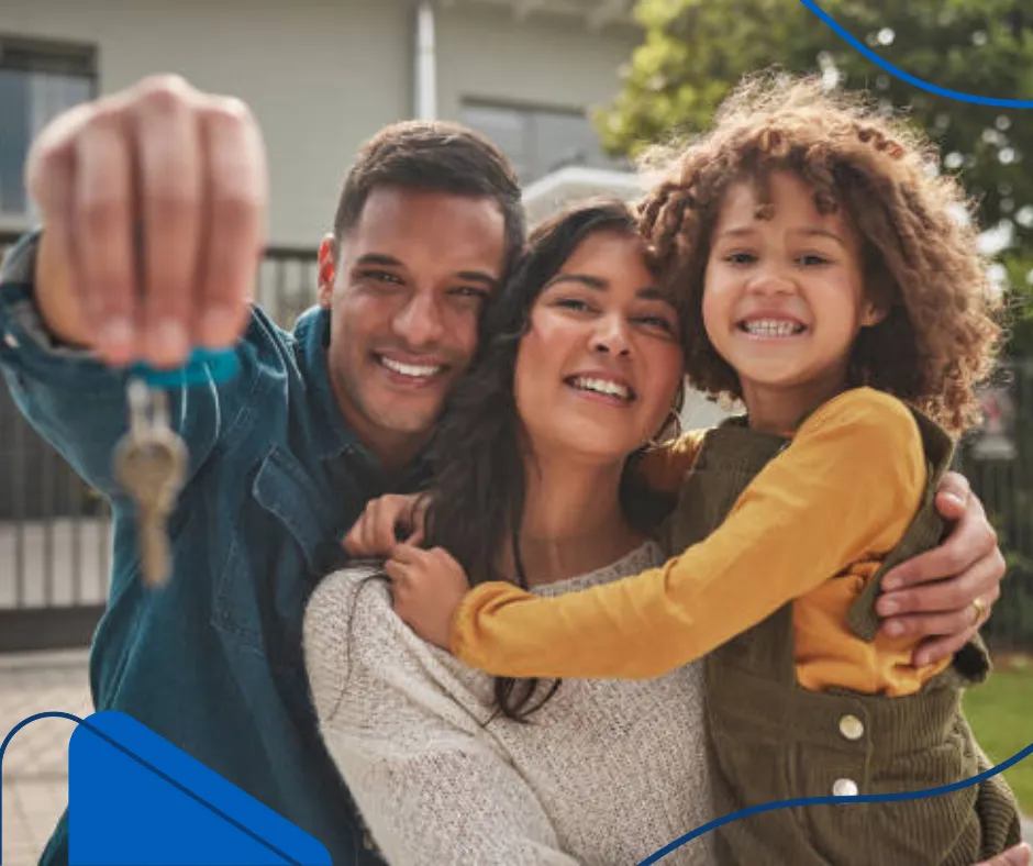 Fotografía de familia al recibir su propiedad gracias a que recibieron consejos para comprar una casa de manera profesional.