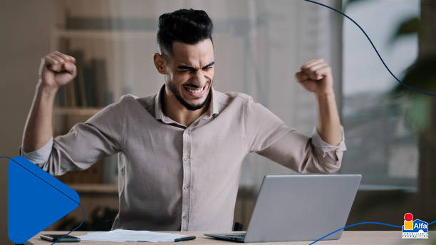  Imagen en donde se puede ver un hombre feliz debido a que acaba de unirse para formar parte de una red inmobiliaria exitosa.