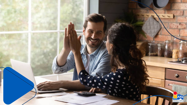 Una pareja que se muestra entusiasmada por poder estar evaluando opciones de casas en venta que cumplen con sus necesidades.